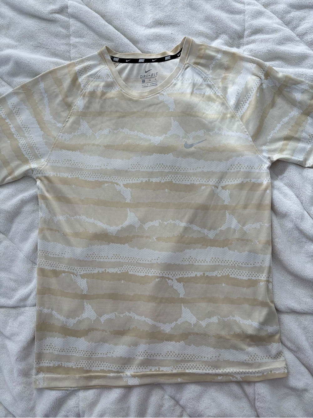 Nike Men’s Beige and White Dri-FIT Short-Sleeve Athletic Tee